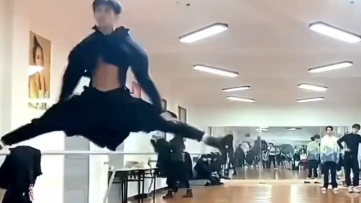 Gia Huy mà cũng nhảy lên đá xoạc được! Độ dẻo dai này đỉnh quá, đi catwalk xong còn kiêm luôn diễn v