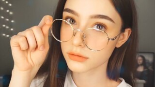 "Ini aku tanpa riasan." Tolong! Apa semua cewek Rusia kelihatan seaneh ini?