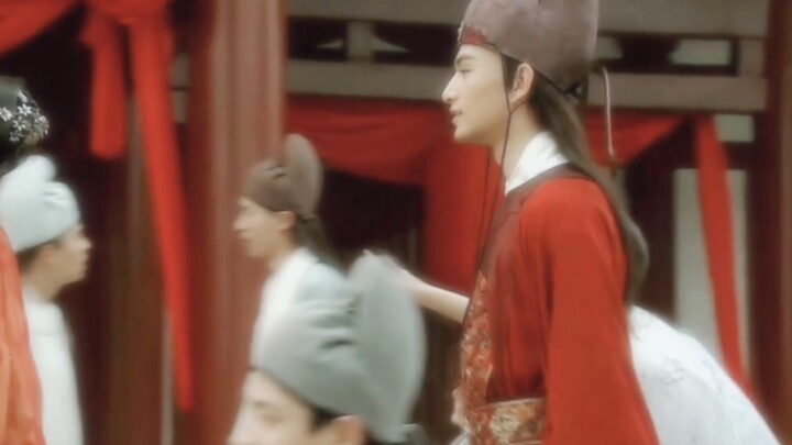 Từ đó, chàng trạng nguyên đẹp đến mức có thể mê hoặc cả hoàng đế đã xuất hiện! Lên triều đình thì oa