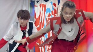 Sun Yinghao dropped by a clothing store and danced to Zhang Yixing's new song "The Veil"! It was lik