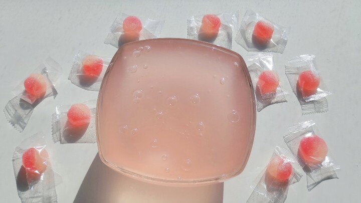Play with a big bowl of white peach jelly?