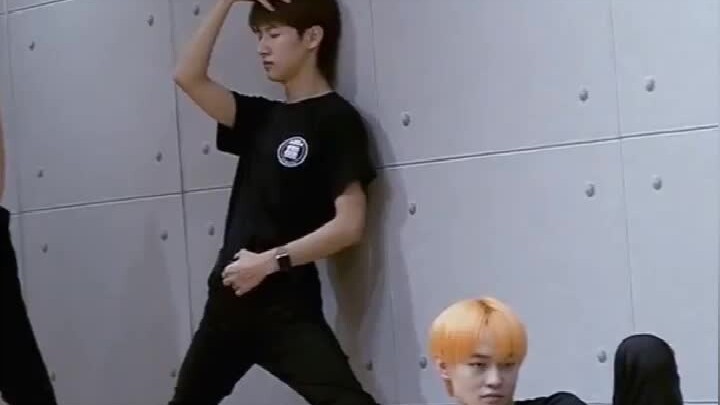 【NCT】ماذا كانت فرقة الأحلام تفعل قبل تصوير فيديو استوديو التمارين؟ (فرقة الأحلام مضحكة بجدية هههههه)