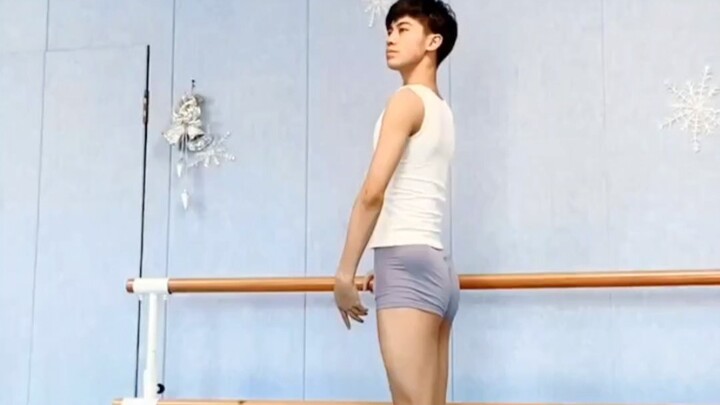 นักเรียนบัลเล่ต์ชายในสตูดิโอบัลเล่ต์