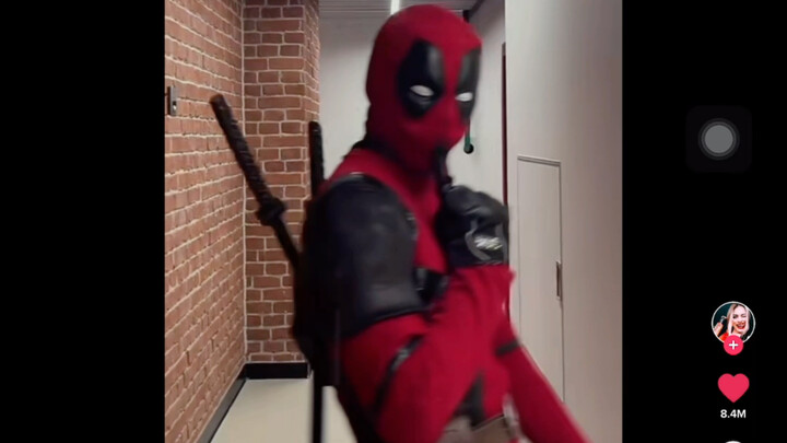 I can’t even tell if it’s the real person or a cosplay.