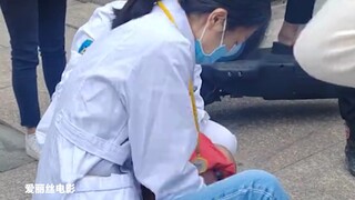 Một đứa trẻ một tuổi bị nghẹn đậu phộng khi đang ăn. Bác sĩ vội vã chạy đến và vỗ lưng đứa trẻ liên 