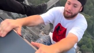 يا طفل، انزل بسرعة!
