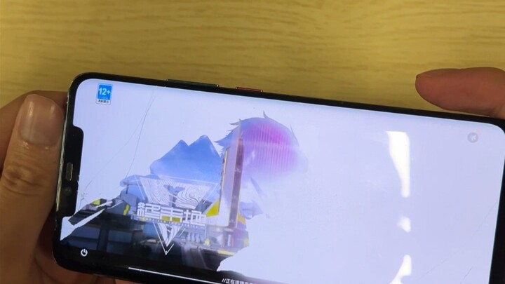 “Bạn cùng phòng, chiếc điện thoại này thần kỳ quá!”