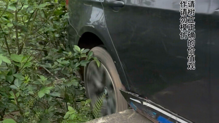 Mobil penggerak roda belakang dengan dua roda belakang terperosok di lubang? Coba trik ini untuk kel