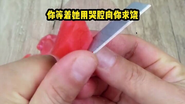 【gl】Adik perempuan tetangga yang imut asyik DIY di depan kamera tanpa sadar, tanpa tahu video itu se