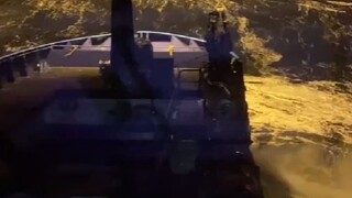 海上航行遇到风浪、雨雪天气时，船内的视角是怎样的....好刺激！