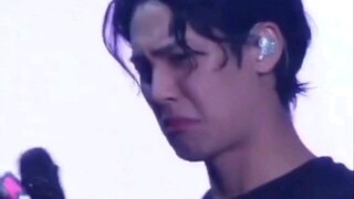 Phản ứng của Mingyu khi phát hiện điện thoại của một fan không có bộ nhớ: