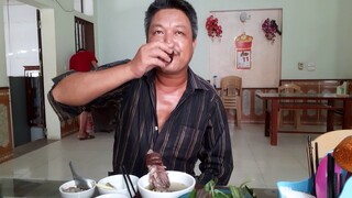 Đang gặt lúa. Ông em gọi đi ăn tỏi chó và tiết canh