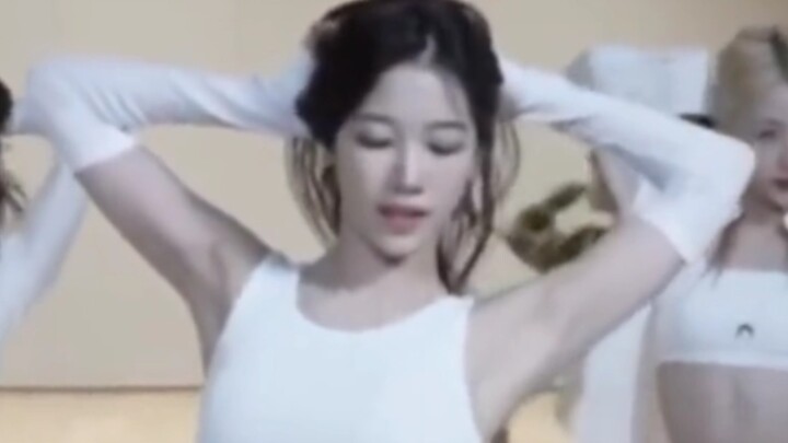 สัมผัสความรู้สึกแบบตรงไปตรงมาถึงแรงกระแทกของไอดอลหน้าหวานผมดำในชุดขาว