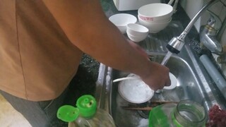 review thanh niên hướng dẫn rửa bát quét nhà vo gạo nấu cơm