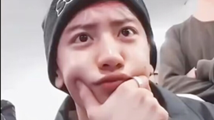 Park Chanyeol cuma asal-asalan di panggung? Bayangin aja kalau sekarang pasti dia kena hujat habis-h