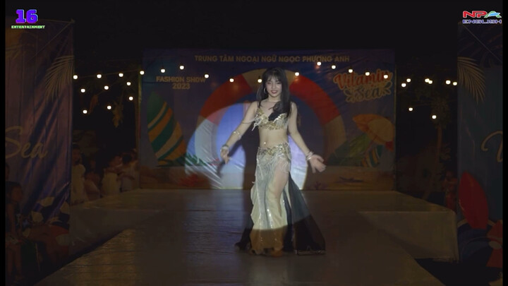 فتاة مراهقة تبلغ 17 عامًا ترقص رقصة البطن~