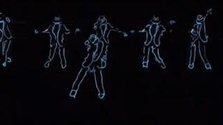 高校迎新晚会上学生表演自己排练设计的荧光舞：燃爆全场
