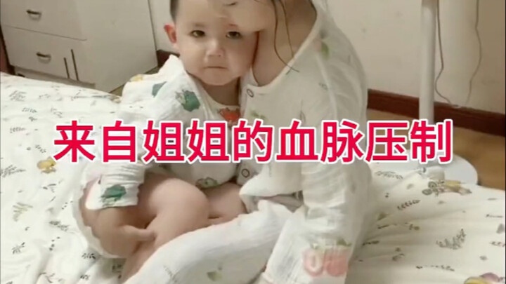 Cuộc sống thường ngày của bé cưng, bị chị gái áp đảo “máu mủ”! Em có quậy đến đâu, chỉ cần chị ra ta