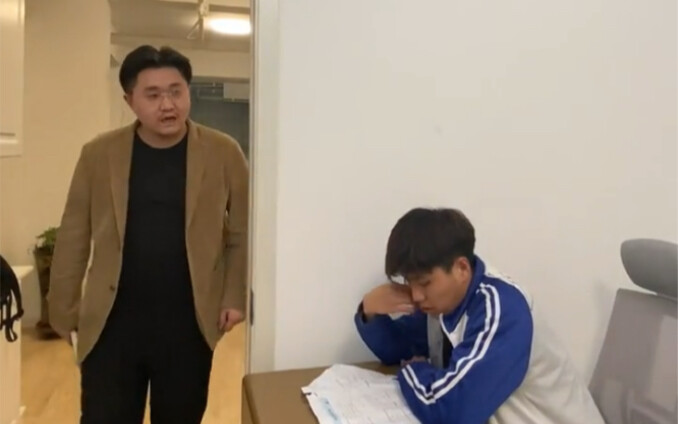 Giáo viên gặp học sinh báo tin mật