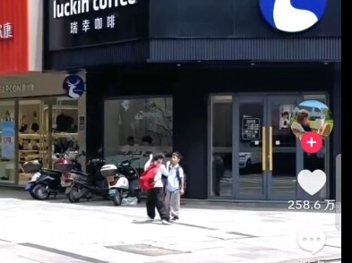 Di TikTok, warga asing menyaksikan dua anak laki-laki beradu keterampilan menari.