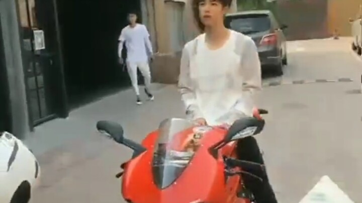 【Vương Nhất Bác】Đang quay phim bom tấn mà đột nhiên nhảy lên chiếc mô-tô khủng rồi phóng đi mất hút 