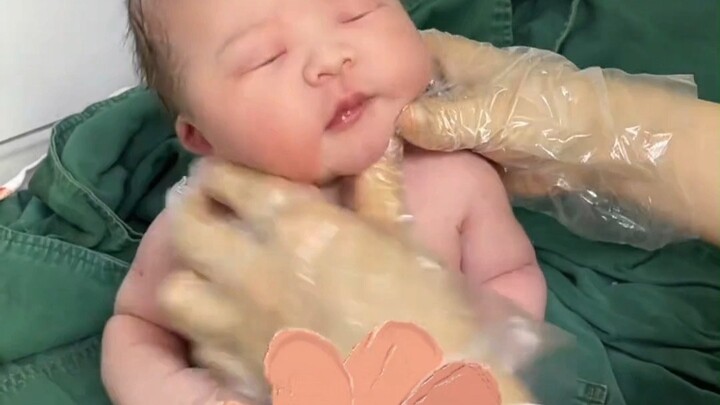 What kind of baby draws a crowd of nurses the moment it’s born? Netizens: Who could resist that cute
