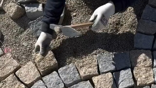 别墅庭院花岗岩石块铺设过程