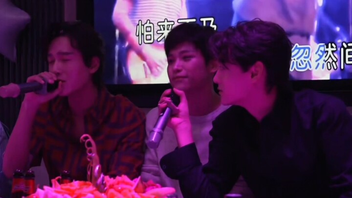 Video resmi di Douyin: empat orang karaokean. Lei Zi, kemampuan lo kayak gini, berani bikin konser a