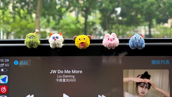 Figurin monster bulu ini imut banget! Pasang di mobil rasanya sangat menenangkan, tiap kali lihat la