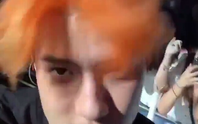 Wu Sehun mengambil ponsel penggemar untuk berfoto selfie, Sehun dari jarak sedekat ini!! Aku benar-b