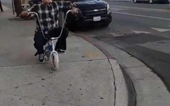 Bersepeda di West Coast itu posisinya harus rendah, sementara pegangan stangnya tinggi.