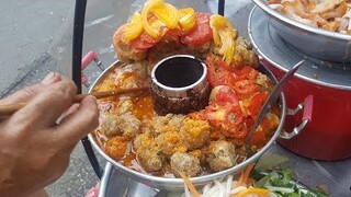 Gánh bánh mì xíu mại lề đường 30 năm, khách chờ mua quá trời