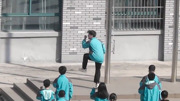 Siapa nih yang lagi jadi pusat perhatian?!