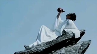 في السماء مدينة اليشم البيضاء، اثنا عشر برجًا وخمس مدن. يربت العارف على رأسي، وأُعطي الحياة الأبدية 