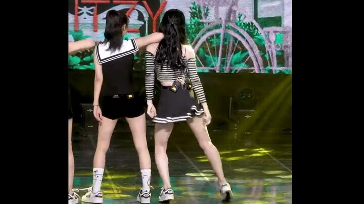 【ITZY/01s】Cute 01s Interaction on the Sneaker Stage