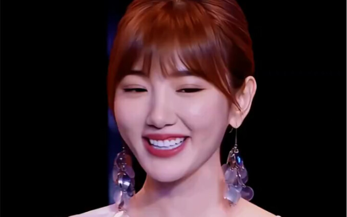 The cutest face, the most flexible dance