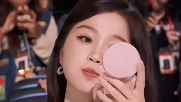 Does anyone know how the Yu Shuxin makeup‑touch‑up meme got started? It all happened right there, sn