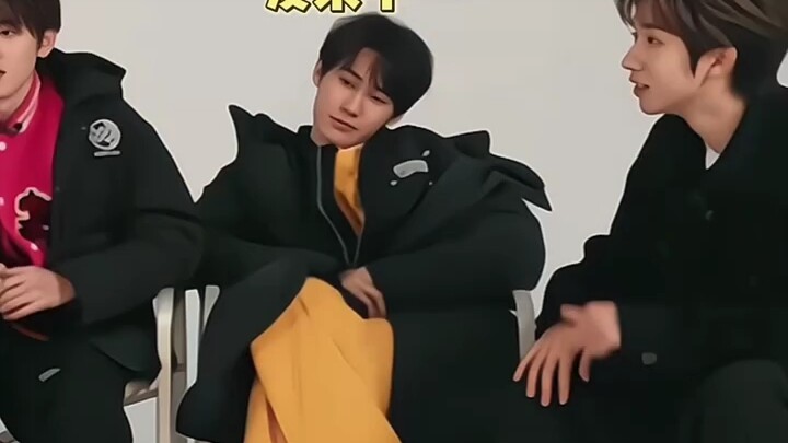 รักเธอมากจนตายไปแล้ว ฮ่าๆๆๆ นั่นแหละ อีโมจิตัวเล็กๆ