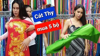 DIVA Cát Thy chơi lớn mua 5 cái áo dài chuẩn bị đi show