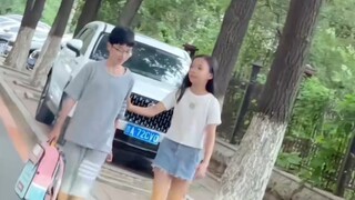 夫妻俩来接女儿放学时，碰到她和男间学有说有笑