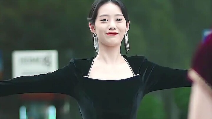 “Reenacting her role from a thousand years ago, the imperial concubine utterly stunned the entire au