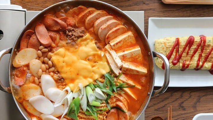 Tràn đầy cảm giác hạnh phúc, cùng gia đình thưởng thức món lẩu xúc xích Hàn Quốc thơm ngon nào ❤