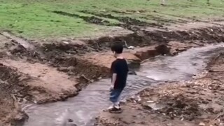 Telah berusaha keras, namun pada akhirnya tetap jatuh ke sungai.