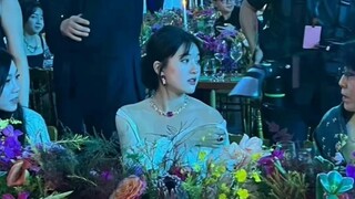 Dia selalu menatapnya secara diam-diam di pesta pernikahan, dan bertekad untuk mengucapkan selamat t