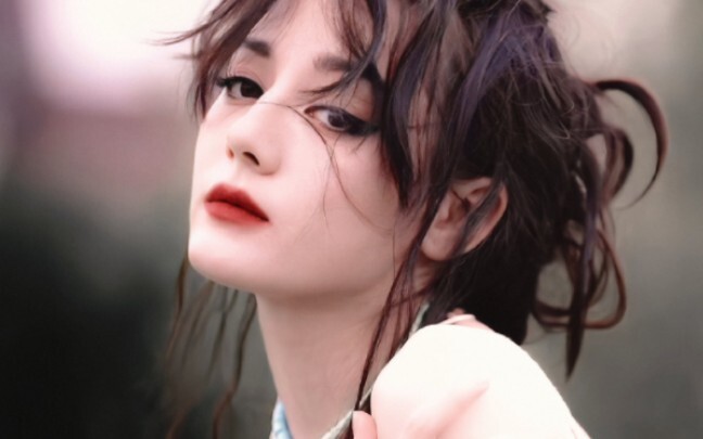 [Dilraba Dilmurat]: “I’m covering myself—none of your business!”