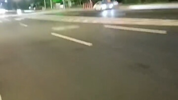 อุบัติเหตุฉุกเฉินล่าสุด! นักขี่หญิงอีกคนประสบอุบัติเหตุรถชนนอนอยู่บนพื้น! ขยับไม่ได้! เด็กหญิงคนนี้ช