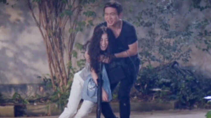 #Dilraba Dilmurat I seriously suspect they’re genuinely cracking up hahaha, it doesn’t even look lik
