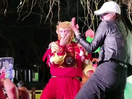 Đại Lạc Lạc và Khỉ Bánh Quy Tuyết so tài nhảy cực cháy, bùng nổ hết cỡ!