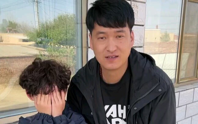 คุณพ่อบอกว่าทุกคนกลัวจนไม่กล้ามองหน้าเด็กน้อย ทุกคนลองเดากันสิว่าหน้าตาของเด็กน้อยจะเป็นยังไงนะ