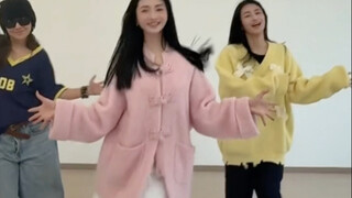 周洁琼&veegee&周可心翻跳橘子焦糖 亲弟周易运镜 年轻人过年发疯实录哈哈哈